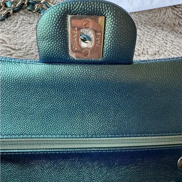 SOLD Classic Medium Flap 22P Iridescent Green Quilted Caviar light GHW! Unused! - Picture 5 of 15